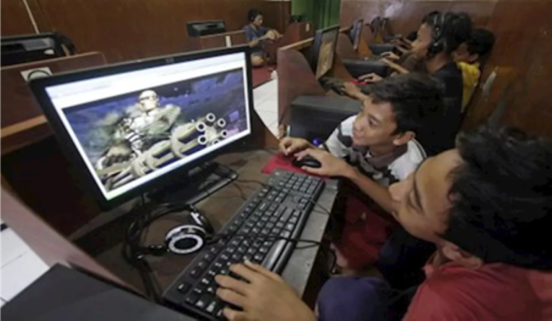 Komisi Perlindungan Anak Indonesia (KPAI) meminta Kementerian Komunikasi dan Informatika bertindak tegas terhadap peredaran game online karena berdampak buruk terhadap anak.